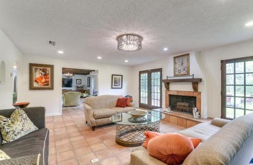 Bailey's Prairie House | 2 Mi to Dtwn: Spacious Angleton Home w/Courtyard!