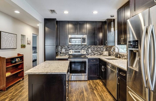 South Arlington House | 2 Mi to Stadiums & UT Arlington! Stylish Home