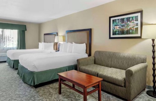 Eagle Hotel | 2 Pet-Friendly 2Floor Suite w/Free Breakfast | 6-Mins to Eagle Pool & Ice Rink