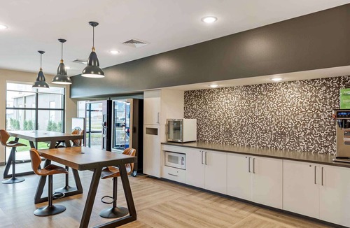 Bozeman Hotel | 2 Pet-Friendly Bozeman Rooms w/Kitchen | Free Parking & Breakfast