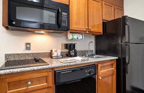 Denham Springs Hotel | 2 Pet-Friendly Suites w/Full Kitchen Near Baton Rouge Zoo & Shopping Spots