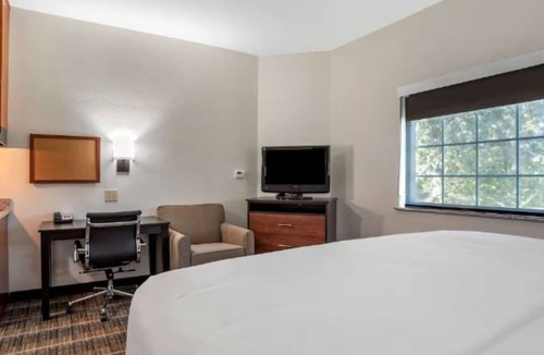 Denham Springs Hotel | 2 Pet-Friendly Suites w/Full Kitchen Near Baton Rouge Zoo & Shopping Spots