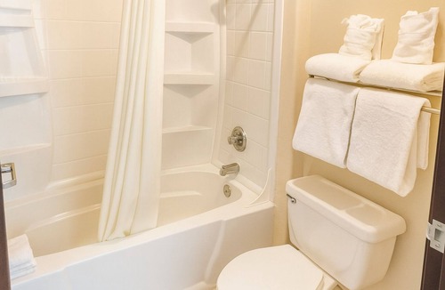 Window Rock Hotel | 2 Pet-friendly Units Near Navajo Nation Council Chambers! Pool Access & Hot Tub!