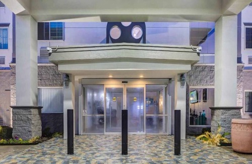 Balch Springs Apartment | 2 Queen Beds | Mobility Accessible Tub Nsmk