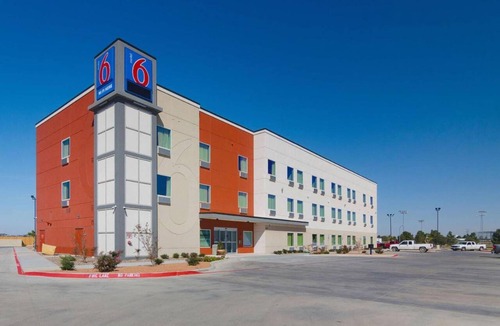 Midland Apartment | 2 Queen Beds | Non-Smoking, Kitchen, Shower