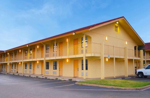 Texarkana House | 2 Queen Beds Non-Smoking