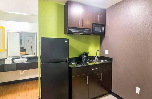 Tyler Apartment | 2 Queen Beds | Smoking, Kitchen