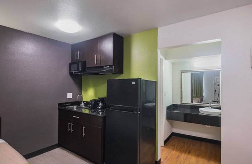 Tyler Apartment | 2 Queen Beds | Smoking, Kitchen
