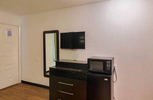 Tyler Apartment | 2 Queen Beds | Smoking, Kitchen