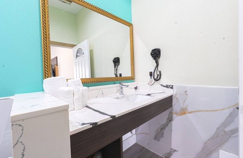 George Bush Park/Eldridge Hotel | 2 Queen Beds with Kitchenette Perfect for Family Escapes - 2 Serene Units