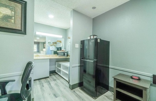 Ira Hotel | 2 Queen Beds with Kitchenette + Free Parking — Great Base for Snyder Town & Golf