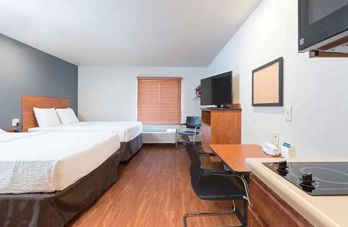 Lafayette Hotel | 2 Queens w/Kitchen Minutes From The Airport