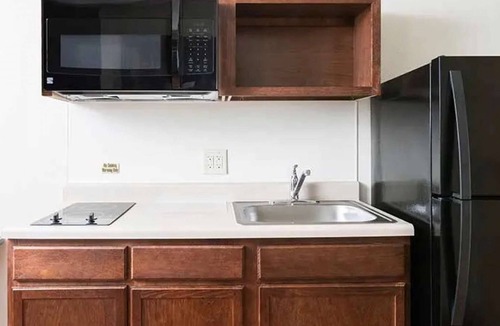 Lafayette Hotel | 2 Queens w/Kitchen Minutes From The Airport