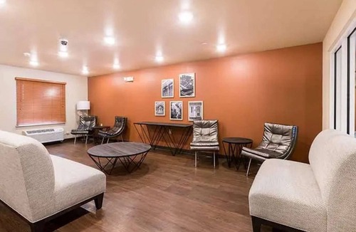 Lafayette Hotel | 2 Queens w/Kitchen Minutes From The Airport