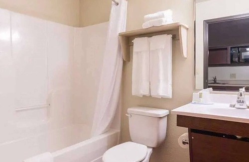 Lafayette Hotel | 2 Queens w/Kitchen Minutes From The Airport