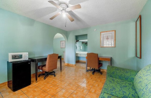 Harlingen Hotel | 2 Rooms Perfect For Families Traveling in Harlingen - Pets Allowed