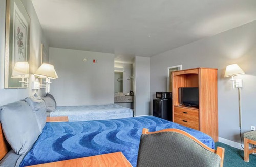 Livingston Hotel | 2 Rooms with 2 Full Beds - Easy Highway Access to Livingston Dining & Shops