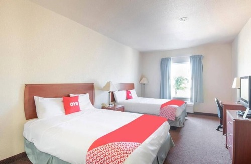 Clute Hotel | 2 Rooms with Private Bathroom Near Clute Lake – Affordable Stay