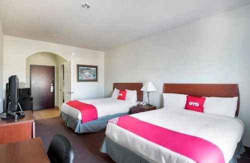 Clute Hotel | 2 Rooms with Private Bathroom Near Clute Lake – Affordable Stay