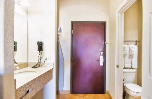 Clute Hotel | 2 Rooms with Private Bathroom Near Clute Lake – Affordable Stay