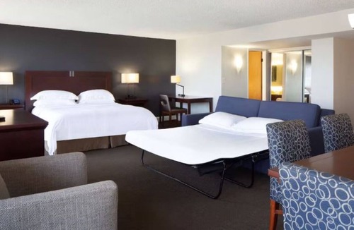 Nassau Bay Hotel | 2 Spacious Rooms Enjoying Lakefront Dining and Space City Attractions