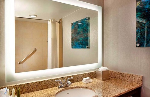 Nassau Bay Hotel | 2 Spacious Rooms Enjoying Lakefront Dining and Space City Attractions