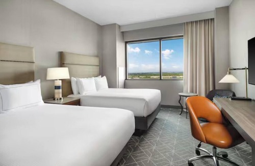 Richardson Hotel | 2 Spacious Rooms for Groups or Families Near UT Dallas Alumni Disc Golf Course