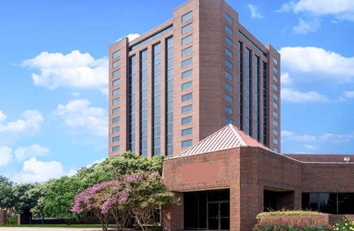 Richardson Hotel | 2 Spacious Rooms for Groups or Families Near UT Dallas Alumni Disc Golf Course