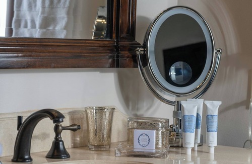 Uptown Hotel | 2 Superior Two Beds Suite | Hotel Granduca | Steps from Boutiques & Dining