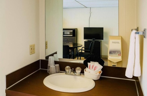 Wolf Point Hotel | 2 Value-Driven Rooms Near Local Dining Options, Next to Wolfe Pointe Museum