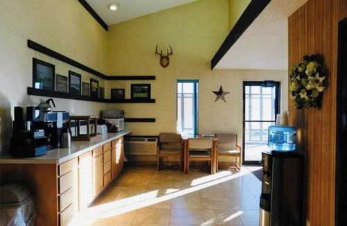 Wolf Point Hotel | 2 Value-Driven Rooms Near Local Dining Options, Next to Wolfe Pointe Museum