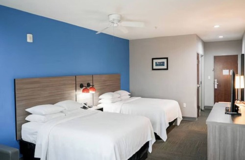 Port Aransas Hotel | 2 Welcoming Rooms Ideal for Families or Groups | Free Parking