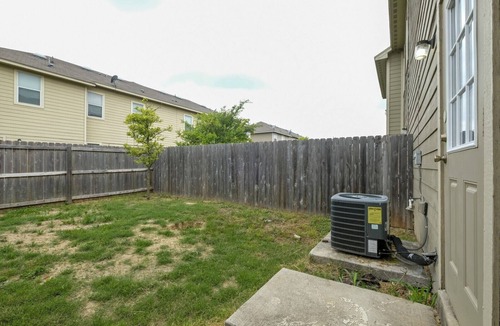Selma House | 20% OFF Updated 3BR 2.5BTH Townhome - Pet-friendly - Fast WiFi-Driveaway Parking