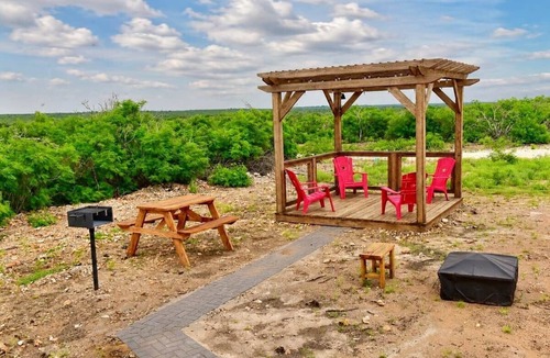 Yancey House | 22 Eleven Mesquite cozy cabin BBQ grill, Firepit, Pergola