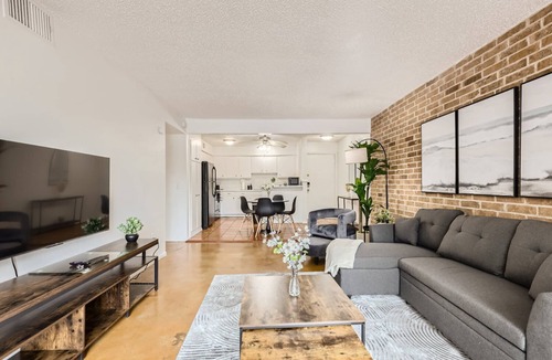Bouldin Apartment | 2B Getaway | Walk Dtwn | Sleeps 6 | Pool + Prkg