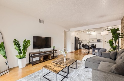 Bouldin Apartment | 2B Getaway | Walk Dtwn | Sleeps 6 | Pool + Prkg