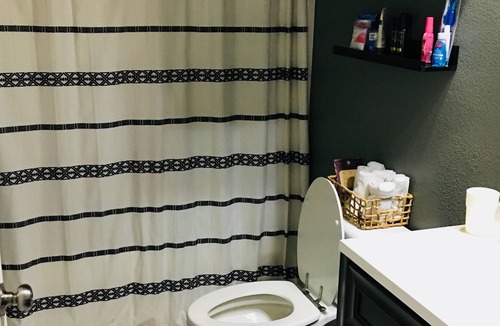 Hurst House | 2Bed 1Bath *Private entry *entire unit