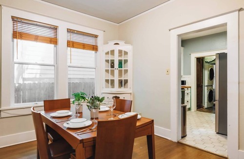 West Campus House | 2BR Historic Victorian Townhouse, Walk to UT & Downtown | Free Parking ❤️