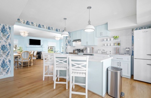 MacGregor House | 2Linkd Suites 6BR Ensuite Slps16 Pool&Spa Gated