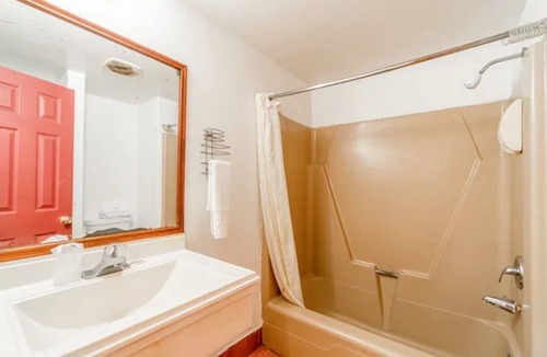 Brownsville Hotel | 3 Accommodations for Group Stays | Near Market Square Research Center