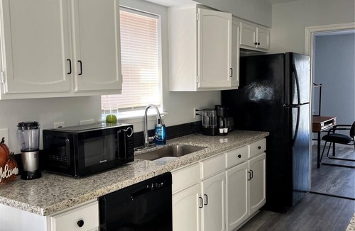 Meadows Place House | 3-bedroom house in pleasant Meadows Place. Stafford, TX. Easy access to US 59.