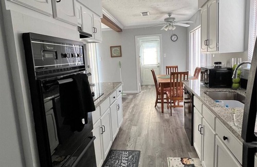 Meadows Place House | 3-bedroom house in pleasant Meadows Place. Stafford, TX. Easy access to US 59.