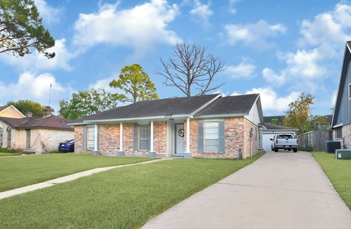 Meadows Place House | 3-bedroom house in pleasant Meadows Place. Stafford, TX. Easy access to US 59.