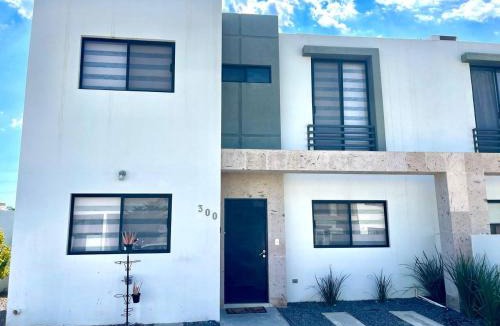 La Paz House | 3 Bedroom House wit Pool Access
