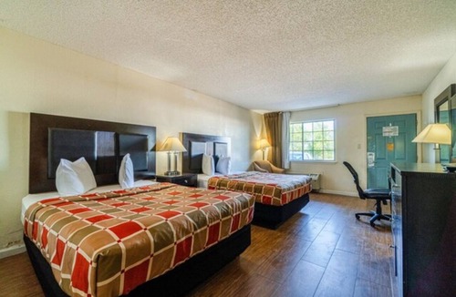 Port Lavaca Hotel | 3 Budget-Friendly Rooms with Free Parking & Seasonal Pool Near Gulf Coast