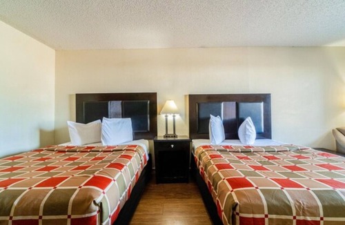 Port Lavaca Hotel | 3 Budget-Friendly Rooms with Free Parking & Seasonal Pool Near Gulf Coast