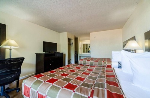 Port Lavaca Hotel | 3 Budget-Friendly Rooms with Free Parking & Seasonal Pool Near Gulf Coast
