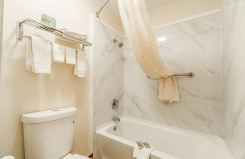 Port Lavaca Hotel | 3 Budget-Friendly Rooms with Free Parking & Seasonal Pool Near Gulf Coast