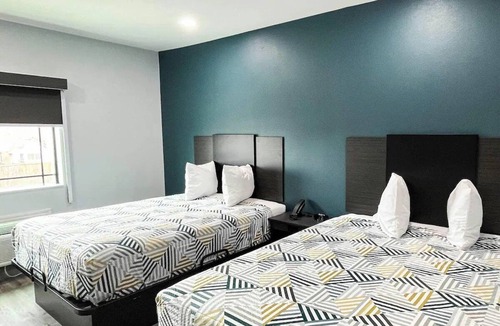 Southeast Houston Hotel | 3 Budget-Friendly Rooms | 6.4 Miles Away from Airport | Pets Allowed