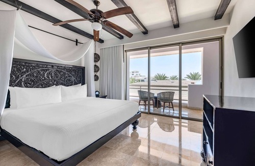 Zona Hotelera Hotel | 3 Coastal King Suites w/Kitchen & Balcony – 5-Min Drive to Plaza Mijares Hub